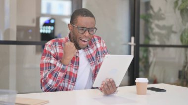 Ofisteki Tablette Başarıyı Kutlayan Afrikalı Adam