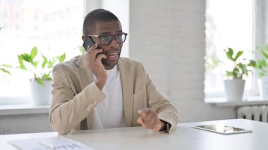 Ofiste Afrikalı Adam Öfkeyle Konuşuyor