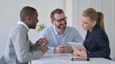 Belgeli ve Tablet Dicsussing Projeli İş Adamları