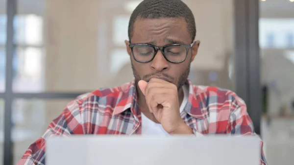 Närbild av African Man Hosta när du använder laptop — Stockfoto