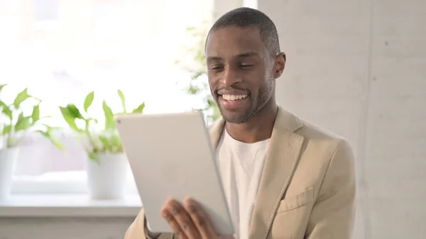 Porträtt av attraktiv afrikansk man med hjälp av Tablet in Office — Stockfoto