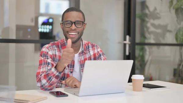 African Man Showing Thumbs Up Sign While using Laptop —  Fotos de Stock