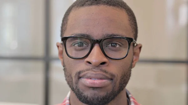 Close-up van Afrikaanse man kijken naar de camera — Stockfoto