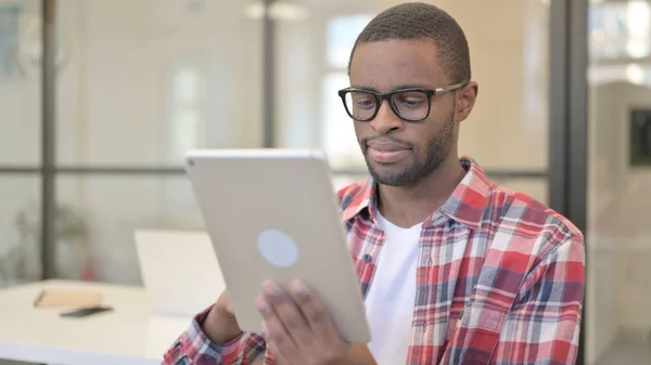 非洲男子使用表格，浏览互联网 — 图库照片