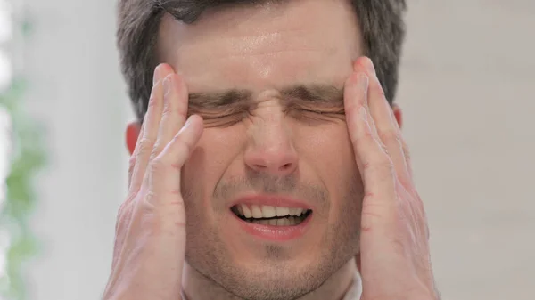 頭痛を持つ男の顔を閉じる — ストック写真