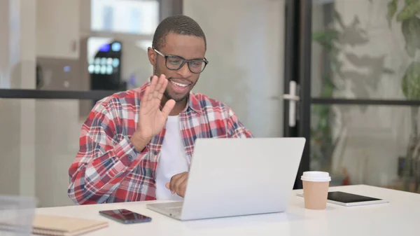 Hombre africano hablando en el chat de vídeo en el ordenador portátil —  Fotos de Stock