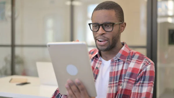 Chat de vídeo en línea en la tableta por African Man —  Fotos de Stock
