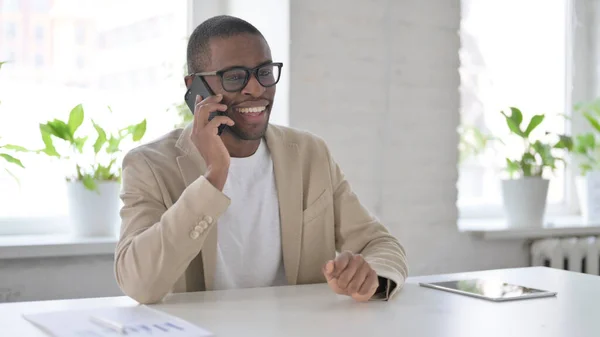 Afrikansk man talar på smartphone i Office — Stockfoto