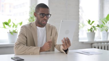 Ofisteki Tablette Video Çağrısı Yapan Afrikalı Adam