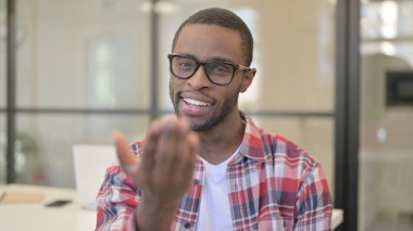 Kamerayı ve Daveti Gösteren Afrikalı Adam Portresi