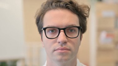 Kameraya bakan genç adamın yüzünü kapatın.