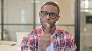 Kızgın ve Savaşçı Afrikalı Bir Adamın Portresi