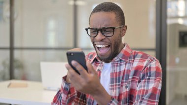 Akıllı Telefon 'da Afrikalı Adam Başarı Kutlaması