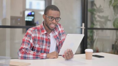 Çevrimiçi görüntülü sohbet sırasında konuşan Afrikalı Adam