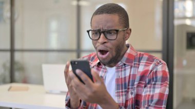 Afrikalı Adam Çevrimiçi Kaybına Tepki Veriyor