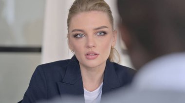 Genç İş Kadını İş Adamlarıyla Konuşurken Arka Görüş