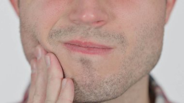 Genç adamın diş ağrısı ve dekoltesi var.