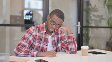 Uykulu Afrikalı Adam Ofiste Otururken Kestiriyor