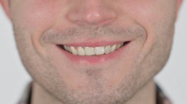 Genç adam gülümseyen dudaklar yakın yukarı