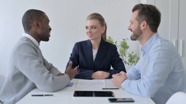 Karışık Irk İşadamları Yeni Projeyi Tartışıyor