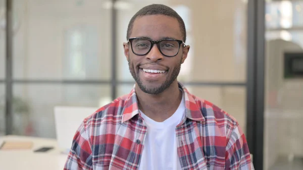 Retrato de homem africano atraente sorrindo para a câmera — Fotografia de Stock