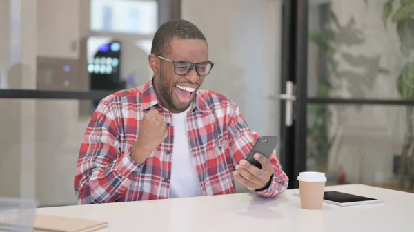 成功的非洲人在智能手机上庆祝 — 图库照片