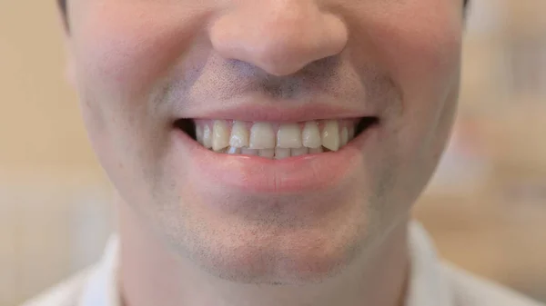 Zbliżenie Uśmiechnięte Usta Młodego Człowieka — Zdjęcie stockowe