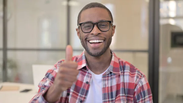 Portret van Afrikaanse man met duimen omhoog tekenen — Stockfoto