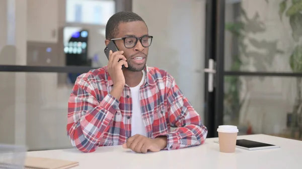Hombre africano hablando en Smartphone en la oficina —  Fotos de Stock