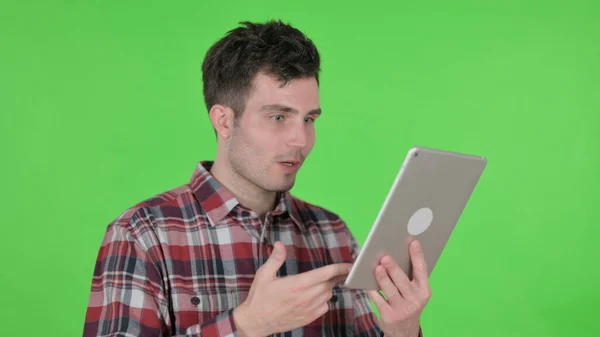 Portré a videohívásról Tablet by Young Man, Zöld Chroma Screen — Stock Fotó