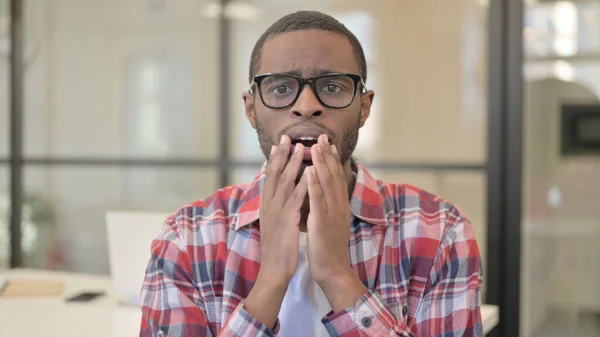 Retrato del hombre africano decepcionado reaccionando a la pérdida —  Fotos de Stock