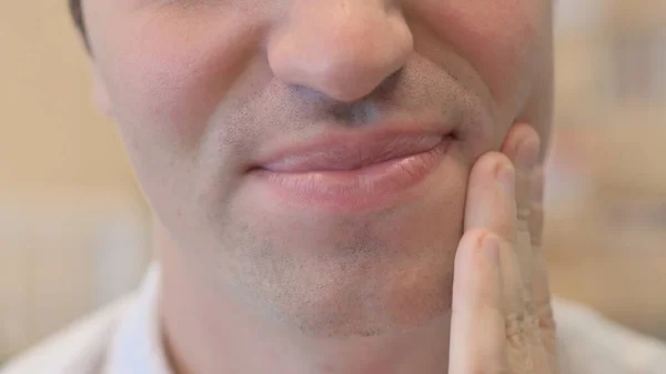 Közelkép a száj a fiatal férfi fogfájással — Stock Fotó