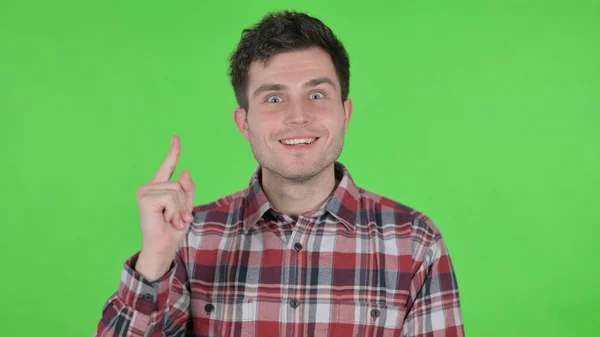 Portrait de jeune homme pensif pensant et obtenant l'idée, écran vert de chroma — Photo