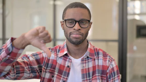 Porträtt av afrikansk man visar tummen ner Gesture — Stockfoto