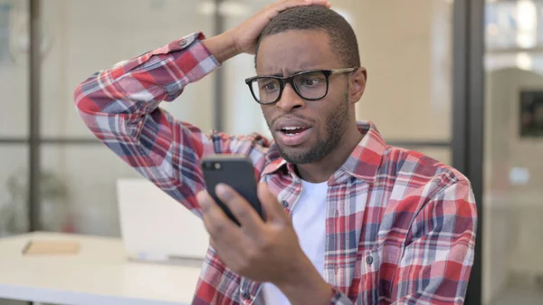 非洲男子对智能手机上的损失做出反应 — 图库照片
