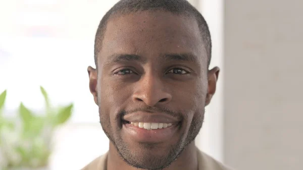 Primo piano di African Man Smiling at the Camera — Foto Stock