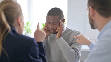 Kızgın İş Adamları Afrikalı İşadamını Kükretiyor