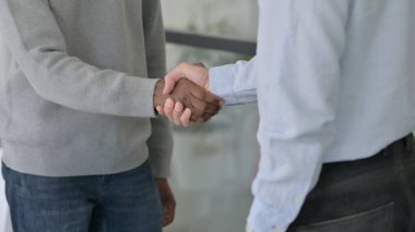 Karışık Irk İş Adamları Arasındaki El sıkışma