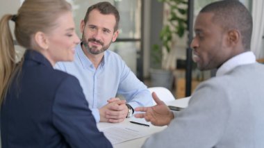 Başarılı Karışık Irk İş Adamları Ofiste Tokalaşıyor