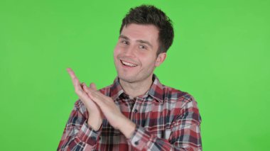 Alkışlayan, Alkışlayan, Yeşil Krom Ekran Genç Adam Portresi