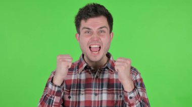 Başarılı Genç Adam 'ın Portresi Yeşil Krom Ekran Kutlaması