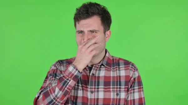 Portrait de jeune homme ayant une mauvaise odeur, écran Chroma vert — Photo