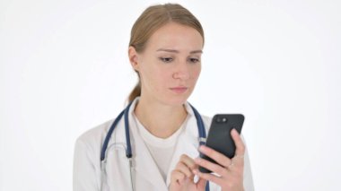 Beyaz Arkaplanda Kadın Doktor Tarama Akıllı Telefonu