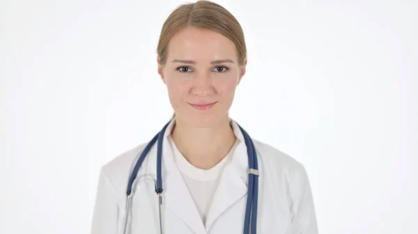 Женщина-доктор качает головой как Да Знак на белом фоне — стоковое фото