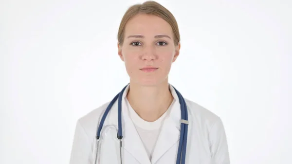 Sério médico feminino olhando para a câmera em fundo branco — Fotografia de Stock