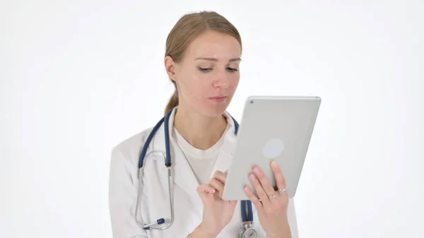 Kvinna läkare med hjälp av digital tablett på vit bakgrund — Stockfoto
