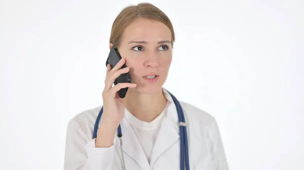 Kvinna doktor talar på telefon på vit bakgrund — Stockfoto