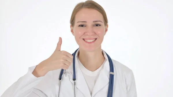 Médico femenino mostrando pulgares hacia arriba Regístrate sobre fondo blanco —  Fotos de Stock