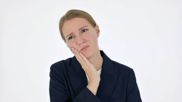 Junge Geschäftsfrau mit Zahnschmerzen, Hohlraum auf weißem Hintergrund — Stockfoto