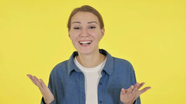 Молода жінка розмовляє онлайн відео дзвінок на жовтому тлі — стокове фото